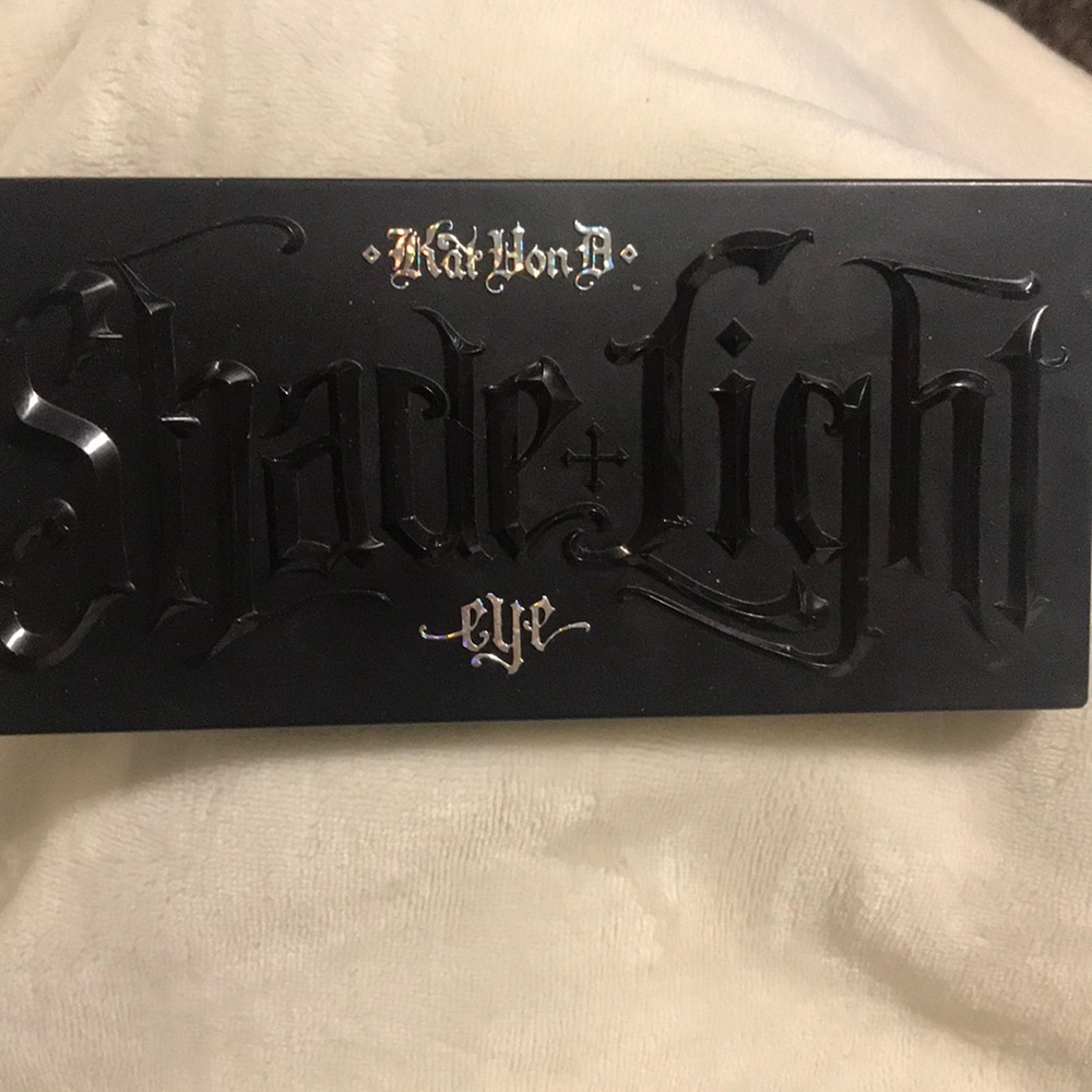 SOLD!!!!!!!!!!Shade and Light Kat von d